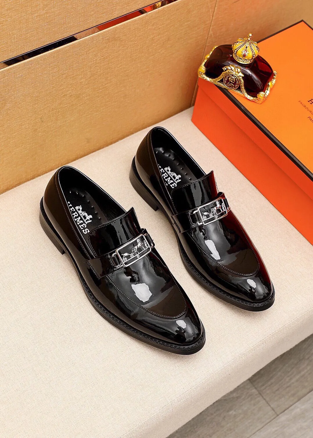 Men's shoes 💰480 💐 Product trademark: HERMES "Hermès" casual leather shoes Regular size: 38-44 (45🉑️customized) Product materials: Selected imported first-layer open-edge beaded cowhide upper + classic hardware buckle, imported water-dyed 🐂 cowhide lining. Strong three-dimensional visual effect, non-slip and wear-resistant combination outsole Color: 2⃣️colors available